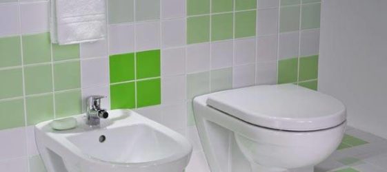 Hängende Toilette im Innenraum