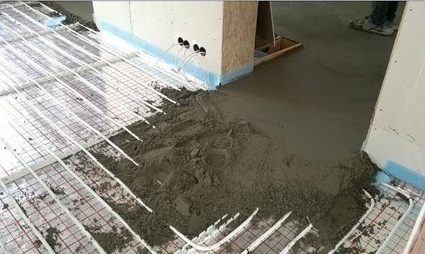 Halvtørre avrettingsmasse for varme gulv