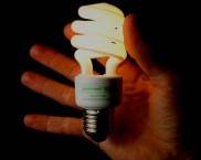 Warum blinkt das Energiesparlicht, wenn der Schalter ausgeschaltet ist?
