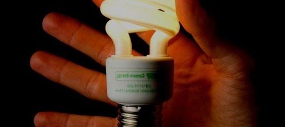 Warum blinkt das Energiesparlicht, wenn der Schalter ausgeschaltet ist?