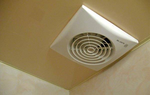 I tilfælde af naturlig ventilation af dårlig kvalitet er det nødvendigt at organisere tvungen ventilation