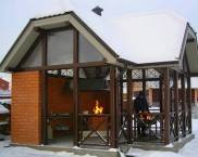 Platzieren Sie einen Pavillon im Hof ​​des Hauses