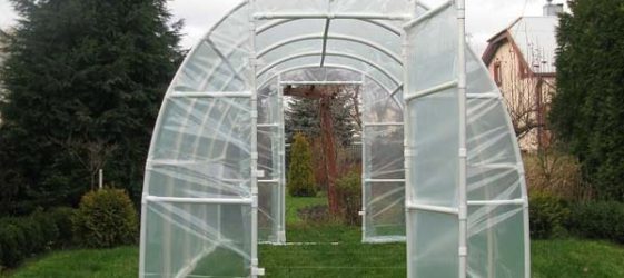 Szklarnia DIY wykonana z rur PVC