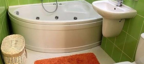 Badezimmerausstattung kombiniert mit Toilette