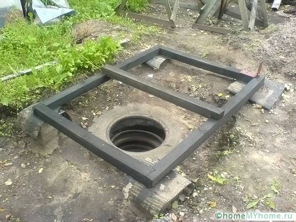 Het is belangrijk om de onderkant van het toilet uit te lijnen om de hele structuur niet te vervormen
