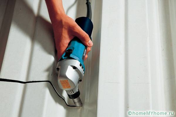 Es ist praktisch, eine elektrische Schere zu verwenden, um mit einem professionellen Blech zu arbeiten.