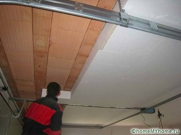 Wenn Sie die Decke auf einer Veranda oder Terrasse isolieren, können Sie leichtere Baumaterialien verwenden