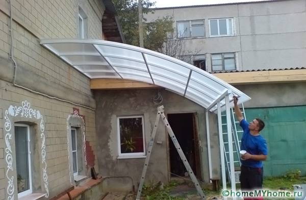 Wygodne konstrukcje wykonane z tego materiału mogą poprawić wygląd głównej konstrukcji i ochronić okolicę przed wzrokiem ciekawskich.