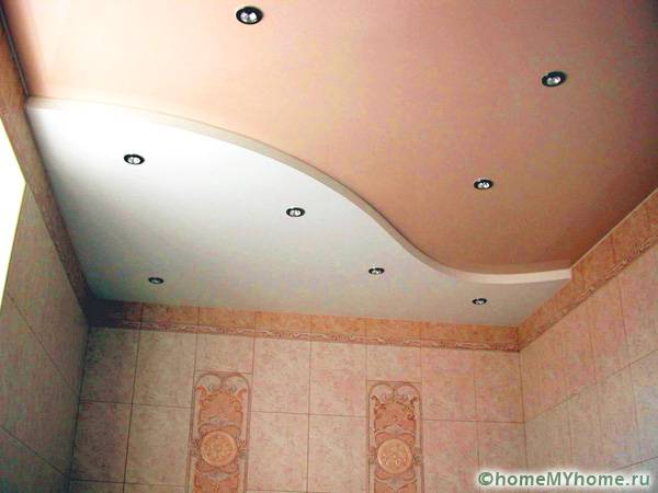 Los modelos Curly se complementan maravillosamente con una variedad de fuentes de iluminación puntuales.