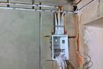 Do-it-yourself-Verkabelung in der Wohnung vom Armaturenbrett