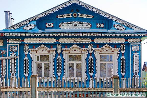For at dekorere dit hjem med succes er det værd at overveje design af traditionelle bygninger i russisk stil.
