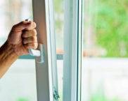 So stellen Sie Kunststofffenster selbst ein: Video