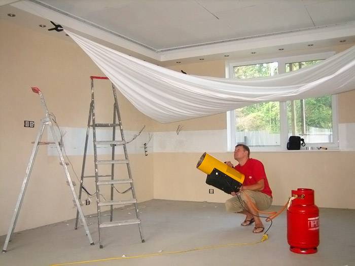 Für die Installation einer Spanndecke ist es ratsam, die Dienste erfahrener Spezialisten in Anspruch zu nehmen