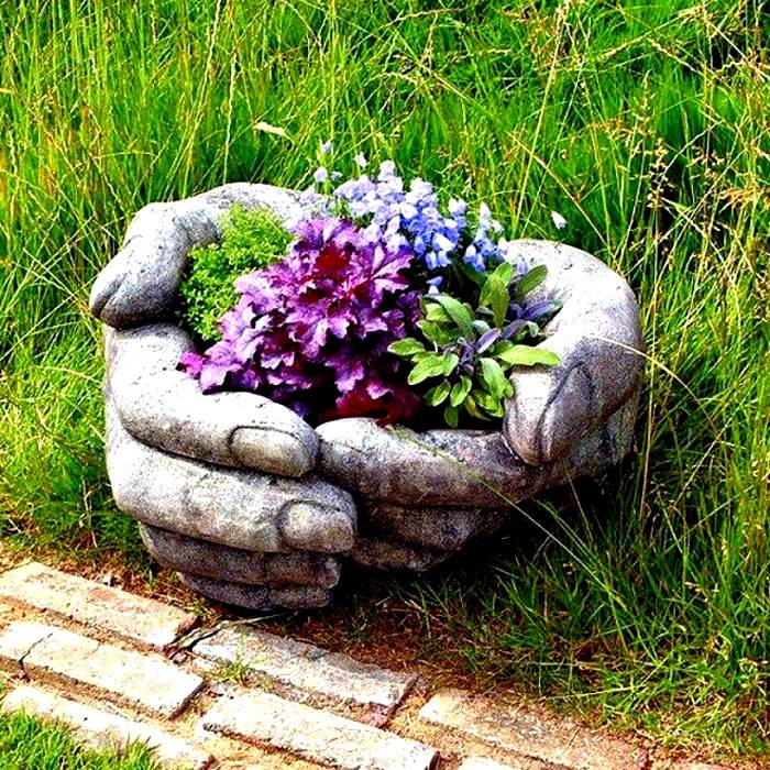 Mit Liebe und Fantasie gefertigte Blumentöpfe aus Beton können dem Garten eine besondere Atmosphäre verleihen