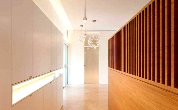 Her henledes opmærksomheden på de originale lamper. Minimalistiske finish er blødgjort af behagelige naturlige træskårne mønstre