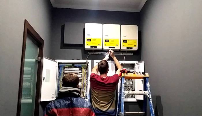 Das Gerät liefert eine konstante Netzspannung (220 Volt) ohne Unterbrechungen und Ausfälle im Netzwerk