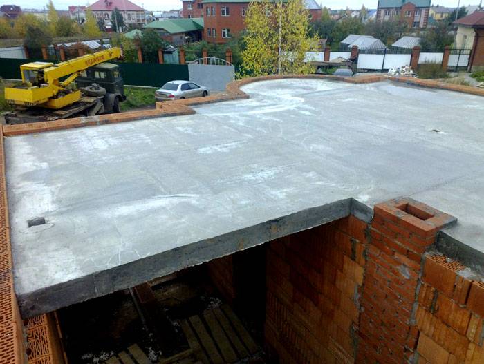 Blant ulempene med betonggulv, bør det bemerkes deres betydelige vekt, høye kostnader og varighet av installasjonen