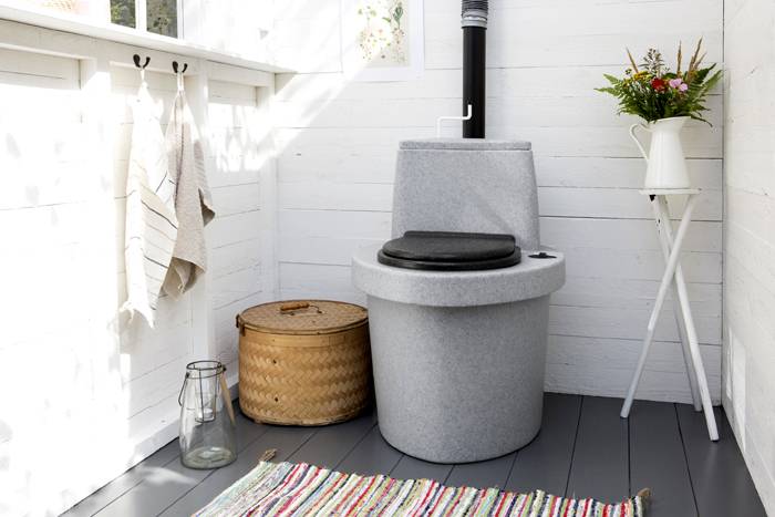 Designfærdigheder kan gøre et toilet i et privat hus eller i landet til et ægte kunstværk og komfort