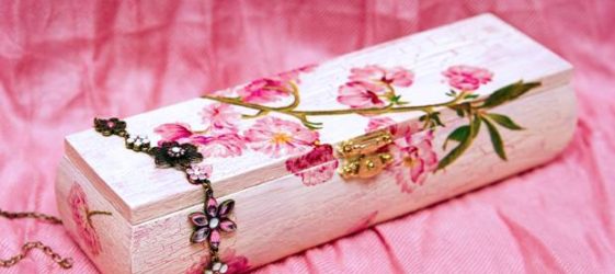 Decoupage for begyndere: trin for trin med et foto af en flaske