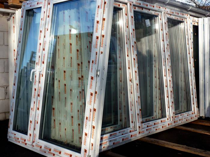 Normalerweise bringen Unternehmen, die doppelt verglaste Fenster herstellen, zusammengebaute Fenster mit
