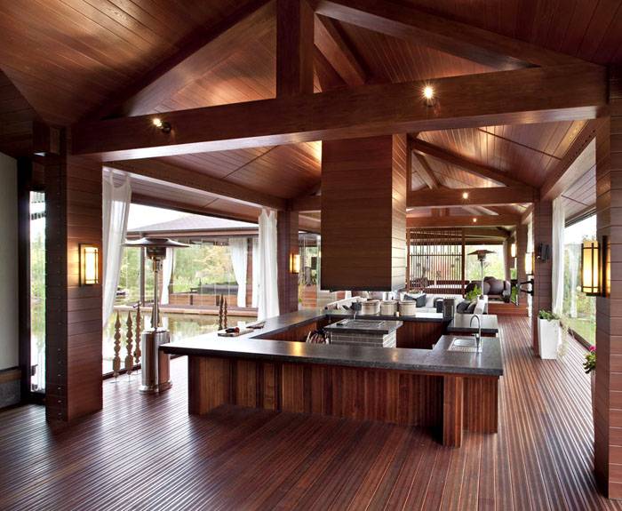 Bei diesem Design sollten die Böden aus Naturstein oder unbehandeltem Holz bestehen. Die Struktur selbst zeichnet sich durch Stärke und gute Qualität aus.