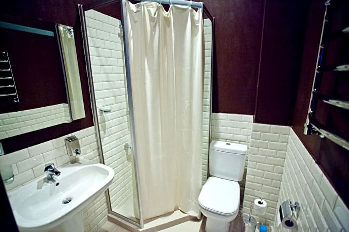 Det vil ikke være plass til et bredt bad, men det vil bli erstattet fullstendig av en moderne dusjkabinett med et dypt brett og en jacuzzi-funksjon