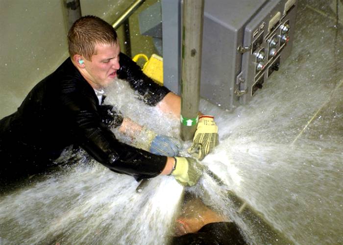 Bei einem Druckunterschied im Kessel und in den Rohren kann die Einbeziehung von Wasser einen starken Wasserschlag hervorrufen