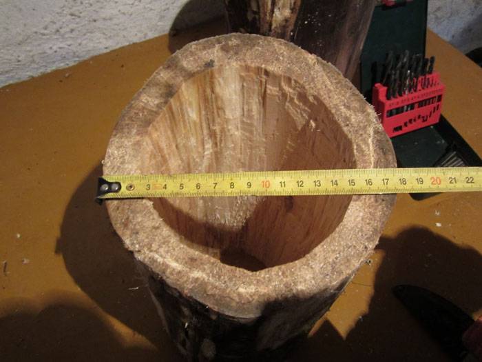 Mit einem Meißel müssen Sie die Mitte des Baumstamms aushöhlen und die Wände drei Zentimeter dick lassen