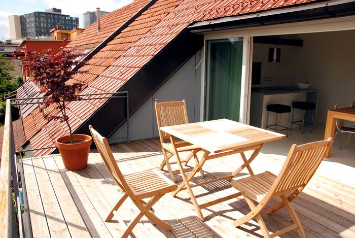 Her kan du slappe af komfortabelt og bruge den overdækkede terrasse til familiemiddage eller venlige sammenkomster