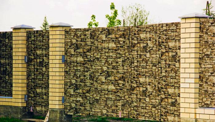 Moderne producenter producerer profilerede plader med en belægning, der efterligner træ eller natursten