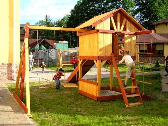 Huśtawka ze zjeżdżalnią, piaskownica, domek, schody ruchome. Taki kompleks można wykorzystać do organizacji różnych gier i zajęć sportowych.