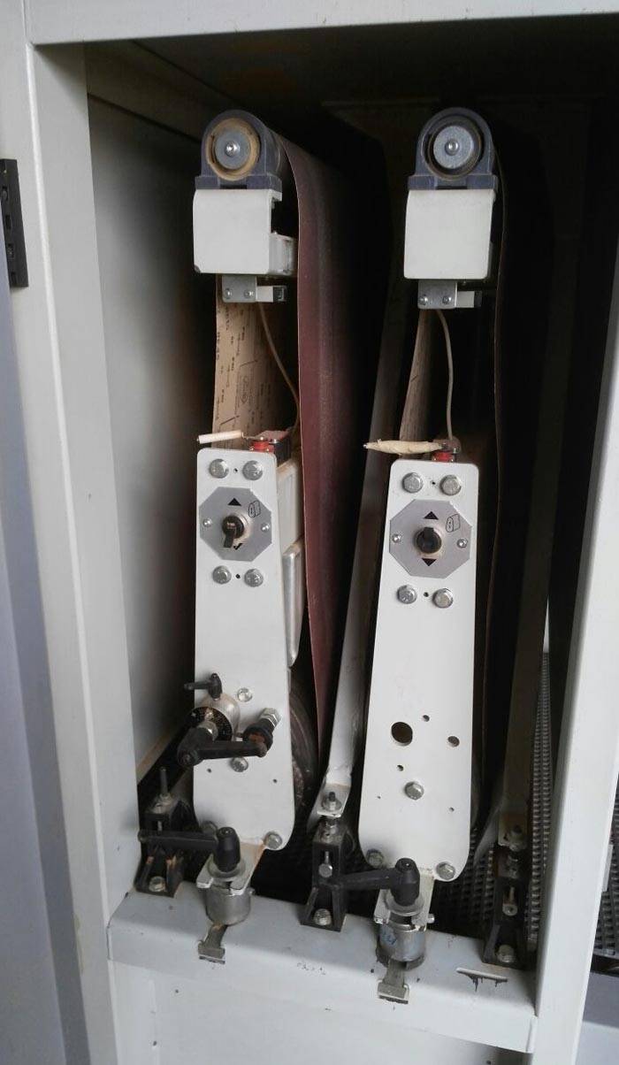 In Kalibrierschleifmaschinen für Holz sind breite Bänder eingebaut. Solche technischen Lösungen sind für die Massenproduktion von Produkten ausgelegt.