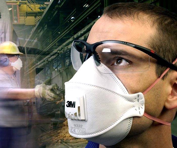 Hochwertige persönliche Schutzausrüstung wird nicht nur in der Produktion, sondern auch im Alltag bei Arbeiten an einer Maschine eingesetzt