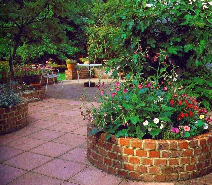 Murstein er ikke bare egnet for kanting av planteområdet for grønnsaksavlinger, men også for dekorering av blomsterbed. Dermed kan enheten i hele landskapet oppnås.