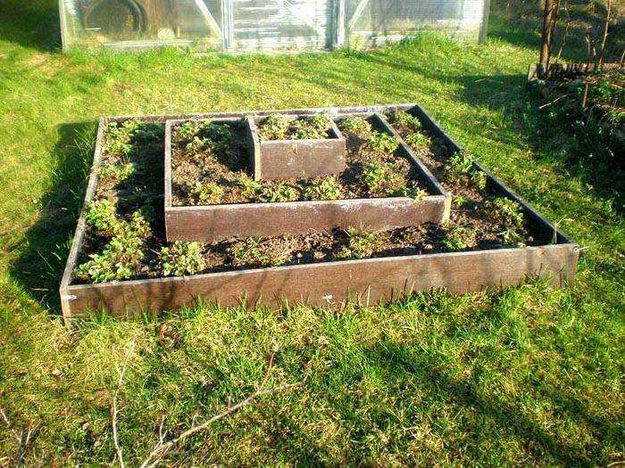 Ein solches Pyramidenbett kann unabhängig ohne Verwendung von Spezialwerkzeugen und -geräten hergestellt werden.