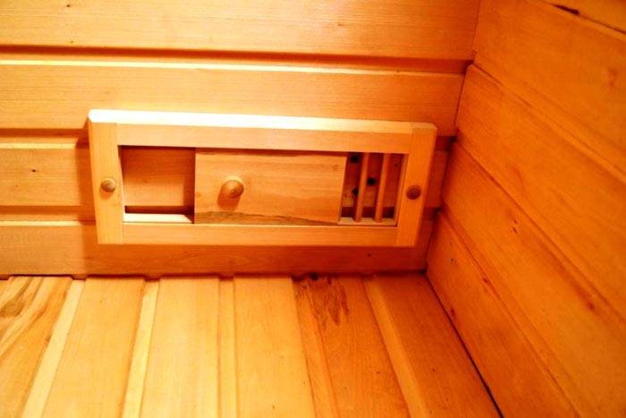 Baļķu vannas ventilācijas atveres var aprīkot ar līdzīgiem bīdāmiem regulatoriem, kas izgatavoti no koka detaļām