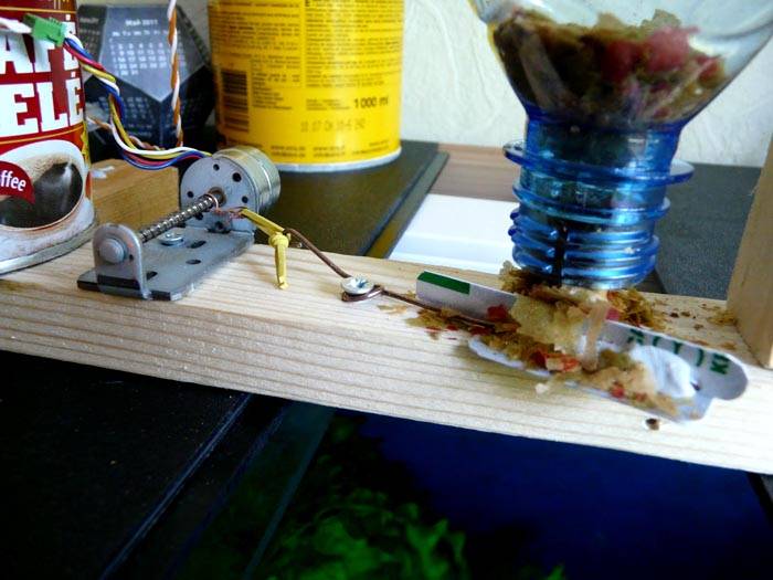 Dieses Gerät stellt sicher, dass ein Teil des Vorschubs beim Einschalten des elektrischen Antriebs fallen gelassen wird.