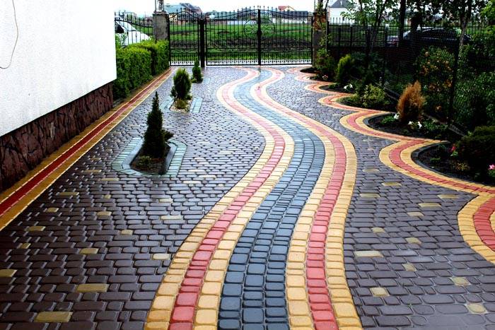 Verschiedene Farben von Pflastersteinen können verwendet werden, um einzigartige Muster zu erstellen