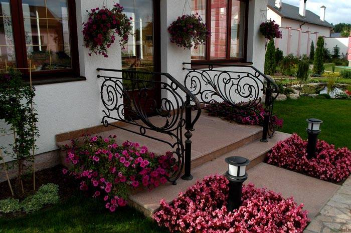 Stedet rett foran huset er det mest fordelaktige for å plante blomster. De vil være i sikte hele tiden