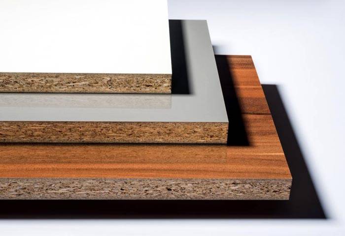 Spanplatten sind ein ziemlich schweres Material, und die Endbearbeitung mit solchen Abschirmungen ist nicht einfach