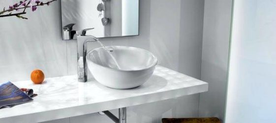 Badezimmerarbeitsplatte unter dem Waschbecken
