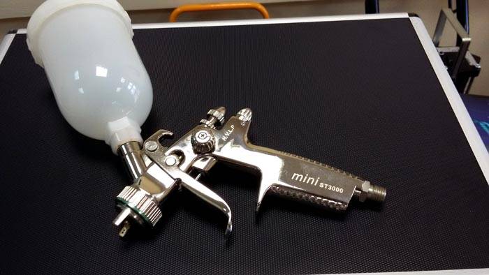 Sie können den Prozess mit einer Spritzpistole mechanisieren. Um es zu verwenden, müssen Sie die Zusammensetzung sehr gründlich umrühren