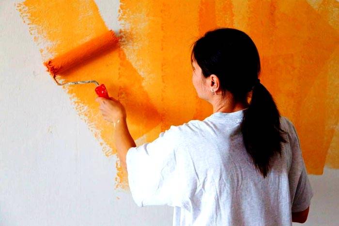 Um die Mischung aufzutragen, kann die Wand weiß gelassen oder gestrichen werden, um der zukünftigen Beschichtung zu entsprechen