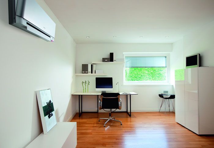 Ein niedlicher Block eines an der Wand montierten Split-Systems - ein harmonisches Element eines modernen Interieurs