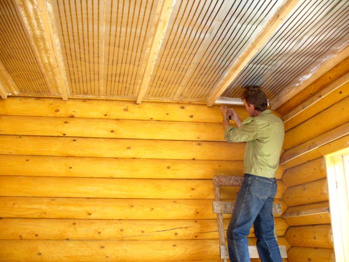 Die Führungen erleichtern eine saubere Installation. Diese Rippen werden später zum Anbringen von Gipskartonplatten und anderen Arten von Deckenoberflächen nützlich sein