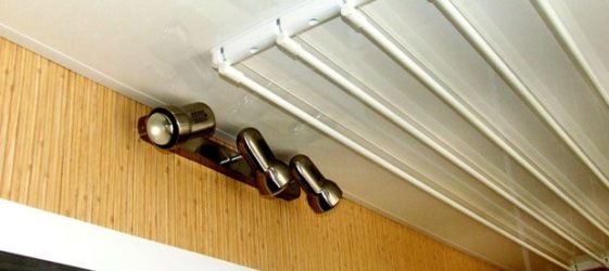 Deckenwäschetrockner auf dem Balkon