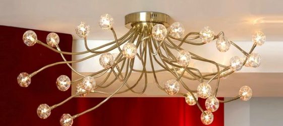 Wie man einen Kronleuchter an eine Spanndecke hängt