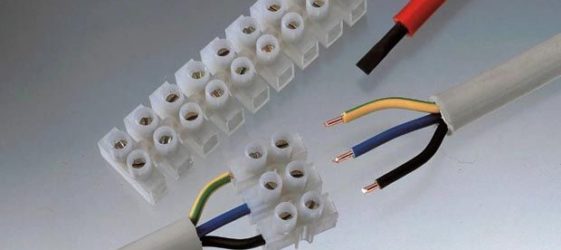 Terminaler for tilkobling av ledninger