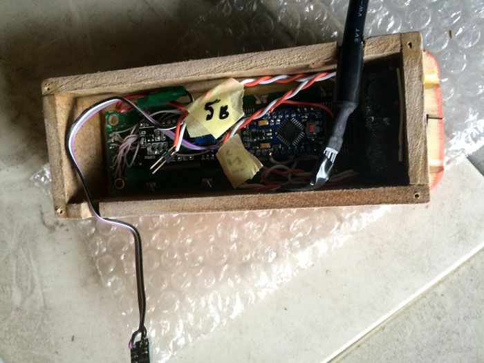 Das Holzgehäuse des elektronischen Thermometers mit externem Sensor entspricht der Ästhetik des klassischen Finishs. Es bietet auch eine gute elektrische Isolierung.