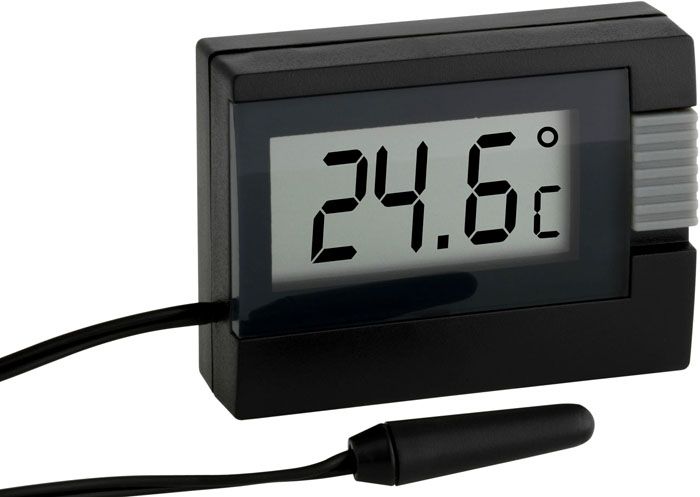Ein elektronisches Thermometer zur Messung der Lufttemperatur ist mit einem separaten Sensor ausgestattet
